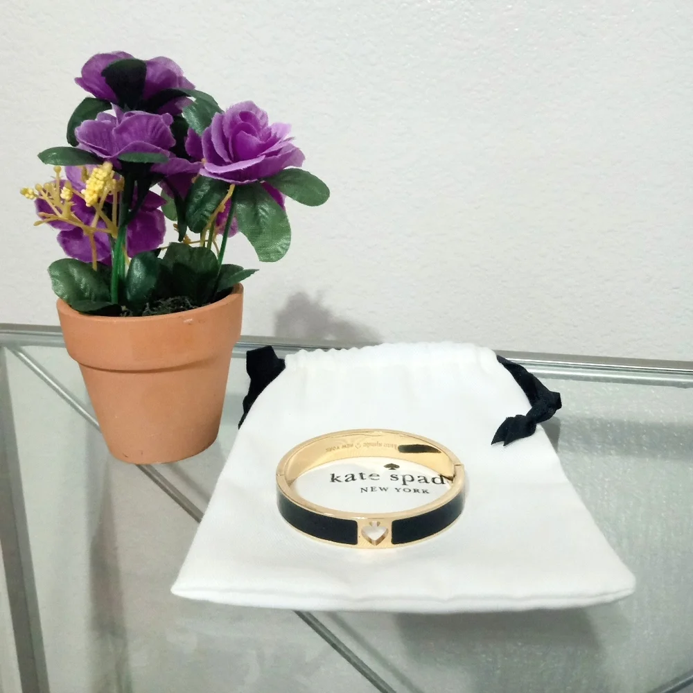 Kate Spade Gold Black Enamel Hole Punch Spade Bangle Bracelet NWOT - Picture 1 of 6